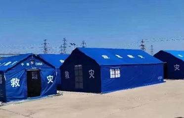 Tangshan Pengcheng Outdoor, fövqəladə tədarüklər üçün möhkəm keyfiyyətli müdafiə xətti quraraq, fəlakətdən xilasetmə çadırı proseslərinin standartlaşdırılmasında dərindən iştirak etmişdir.