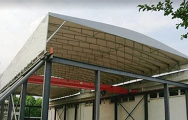 Külək və yağış gecikdirən logistika fabrikinin fəaliyyəti? Tangshan Pengcheng açıq havada çəkilə bilən elektrik tenteleri real dünya sınaqları vasitəsilə bütün ssenarili sığınacaq problemlərini həll edir. Külək və yağış gecikdirən logistika fabrikinin fəaliyyəti? Tangshan Pengcheng açıq havada çəkilə bilən elektrik tenteleri real dünya sınaqları vasitəsilə bütün ssenarili sığınacaq problemlərini həll edir.